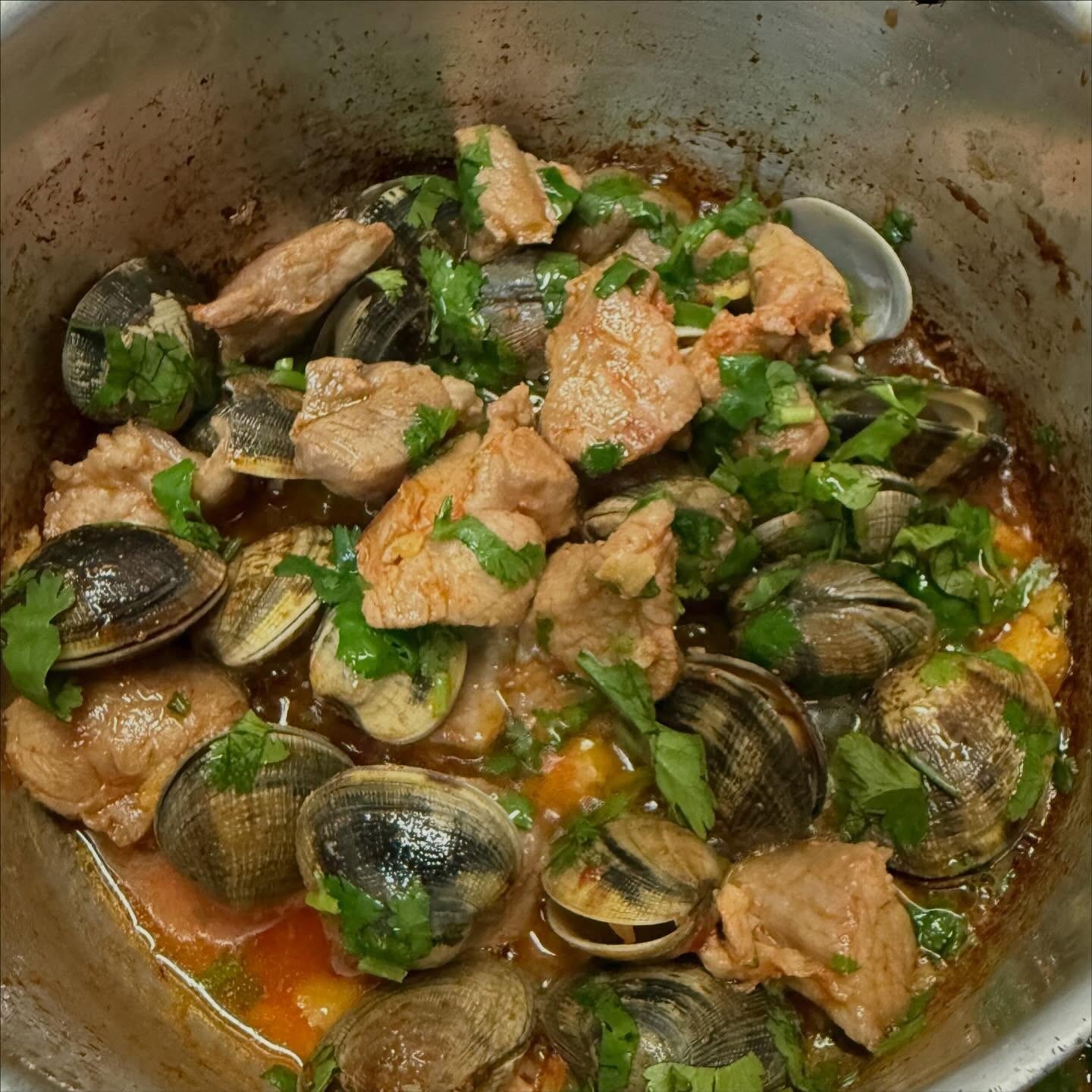 Tacho com carne de porco, amêijoas abertas e coentros picados